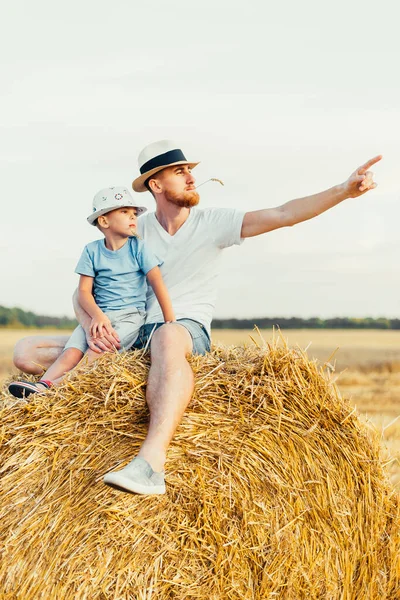 Vrolijk Vader Met Zoon Zitten Samen Hooiberg Het Veld — Stockfoto