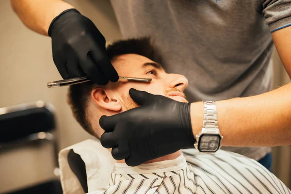 Primer Plano Vista Parcial Barbero Afeitado Barba Hombre Barbería —  Fotos de Stock