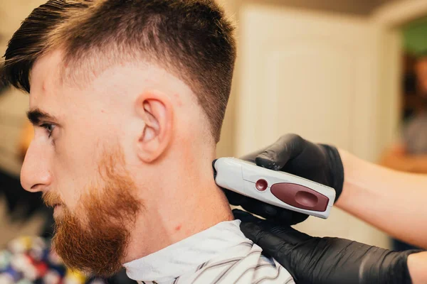 Młody Człowiek Jest Przycinany Profesjonalną Maszyną Elektryczną Fryzjerze — Zdjęcie stockowe