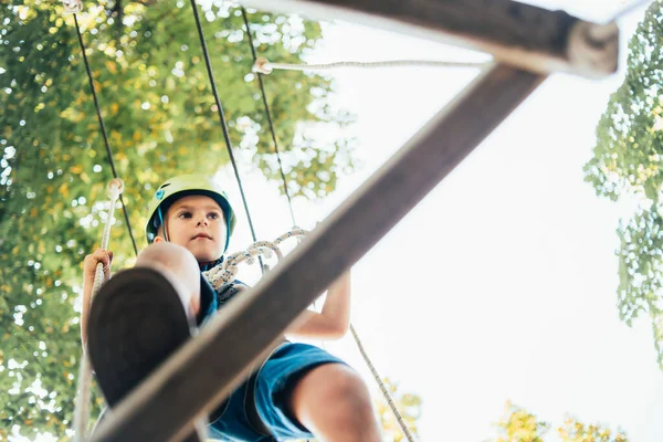 Söt Leende Pojke Njuter Aktivitet Klättring Äventyrspark Sommar Solig Dag — Stockfoto