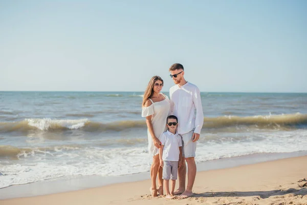 Glückliche Junge Familie Mit Einem Kind Das Sommer Zusammen Sandstrand — Stockfoto