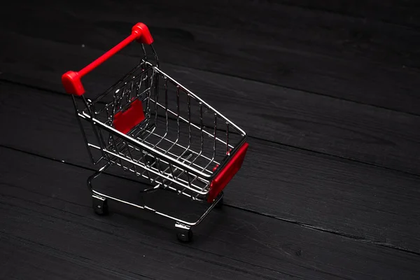 Carro Rojo Con Carrito Compras Sobre Fondo Madera — Foto de Stock