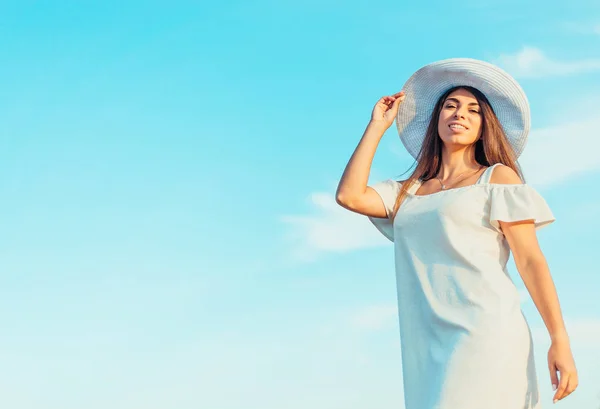 Vista Ángulo Bajo Hermosa Mujer Joven Vestido Blanco Sombrero Pie — Foto de Stock