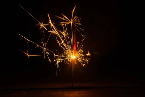 Nahaufnahme Brennender Wunderkerzen Auf Schwarzem Hintergrund — Stockfoto