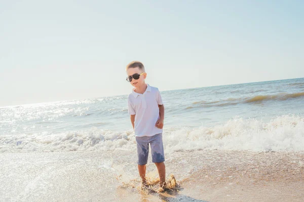 Uroczy Nastolatek Chłopiec Okularach Stojących Piasku Wodzie Morskiej — Zdjęcie stockowe