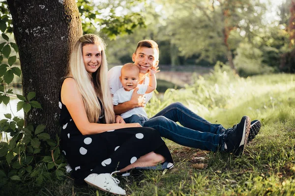 Jonge Ouders Met Baby Zoon Outdoor Zomer — Stockfoto