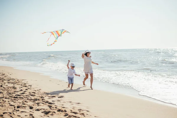 Szczęśliwa Matka Syn Bawią Się Kolorowym Latawcem Piaszczystej Plaży Latem — Zdjęcie stockowe