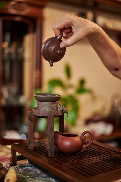 Tiro Cortado Pessoa Derramando Chá Durante Cerimônia Chá Tradicional Estilo — Fotografia de Stock