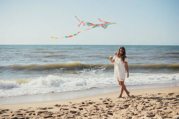Красивая Счастливая Молодая Женщина Цветным Воздушным Змеем Прогулка Песчаному Пляжу — стоковое фото