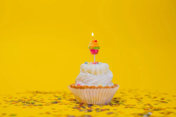 Vue Rapprochée Délicieux Cupcake Festif Avec Bougie Allumée Confettis Colorés — Photo