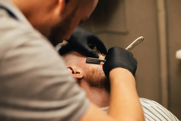 Mestre Cortando Barba Homem Barbearia Cabeleireiro Fazendo Penteado Para Jovem — Fotografia de Stock