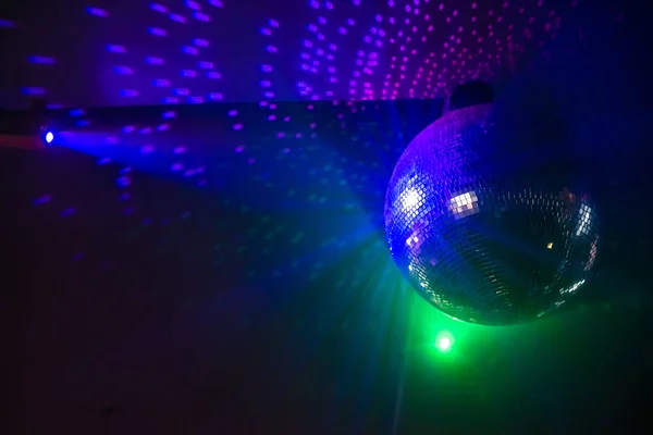 Boule Disco Avec Des Rayons Brillants Dans Obscurité Fond Fête — Photo