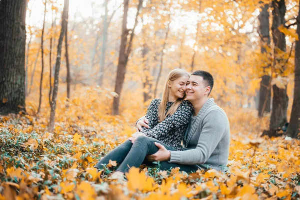 Beautiful Happy Young Couple Sitting Together Orange Leaves Autumn Forest — ストック写真