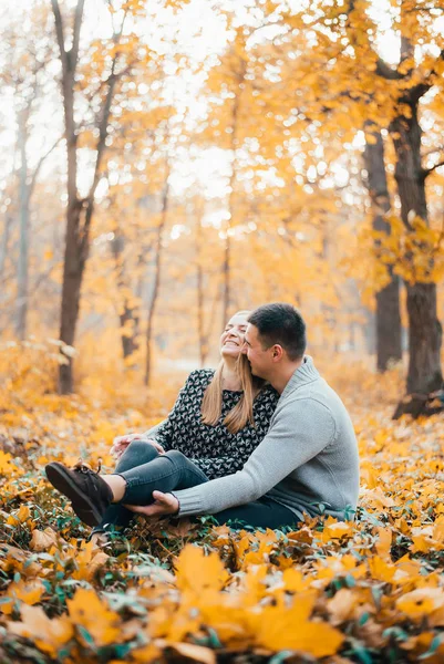 Feliz Jovem Casal Sentado Juntos Folhas Amarelas Floresta Outono — Fotografia de Stock