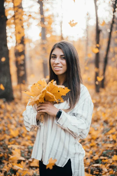 Hermosa Mujer Joven Sosteniendo Hojas Amarillas Sonriendo Cámara Bosque Otoño — Foto de Stock