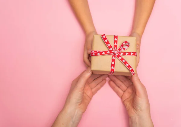 Ritagliato Colpo Persone Possesso Scatola Regalo Sfondo Rosa — Foto Stock