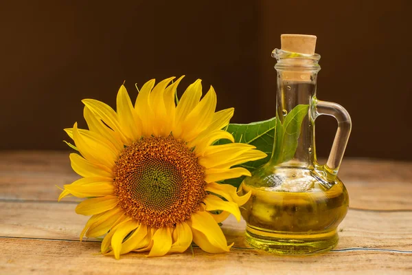 美丽的黄色向日葵和葵花油瓶的特写 — 图库照片
