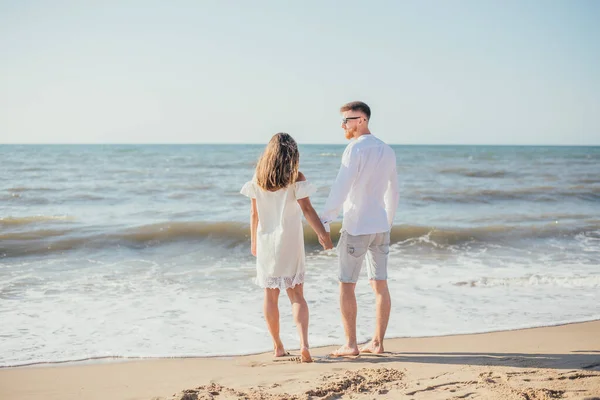 Mutlu Genç Çift Ele Tutuşuyor Yazın Kumsalda Birlikte Duruyorlar — Stok fotoğraf
