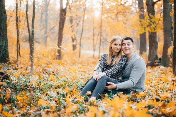 Hermosa Pareja Joven Feliz Sentados Juntos Hojas Naranja Bosque Otoño — Foto de Stock