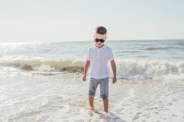 Süßer Glücklicher Junge Kurzen Hosen Und Sonnenbrille Sandstrand — Stockfoto