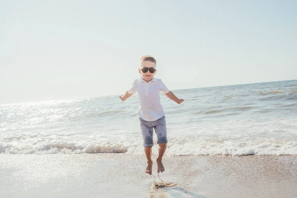 Adorable Préadolescent Garçon Dans Des Lunettes Soleil Avoir Plaisir Sauter — Photo