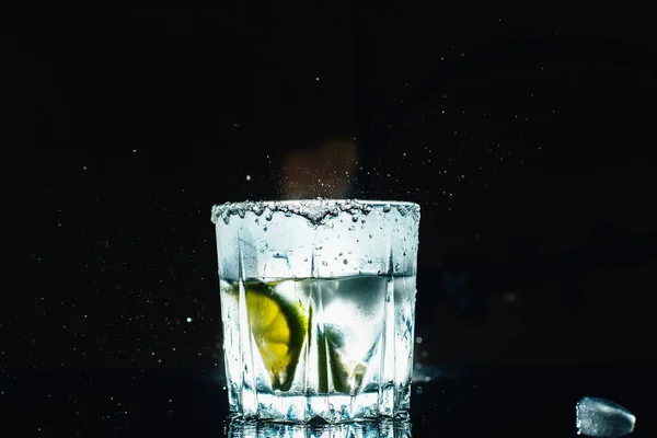 Widok Bliska Szkła Smaczną Zimną Lemoniadą Limonką Czarnym Tle — Zdjęcie stockowe