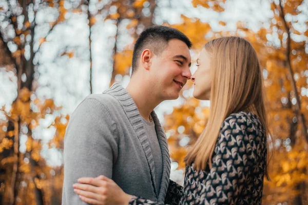 Beau Heureux Jeune Couple Baisers Dans Automne Parc — Photo