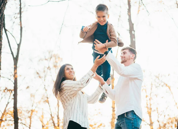 Feliz Joven Padres Lindo Pequeño Hijo Divertirse Juntos Otoño Parque — Foto de Stock