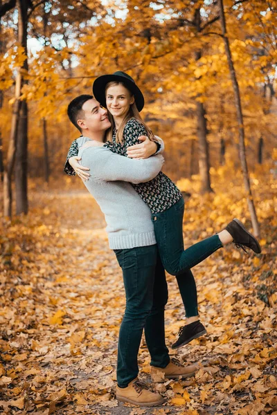 Bonito Feliz Jovem Casal Abraçando Floresta Outono — Fotografia de Stock