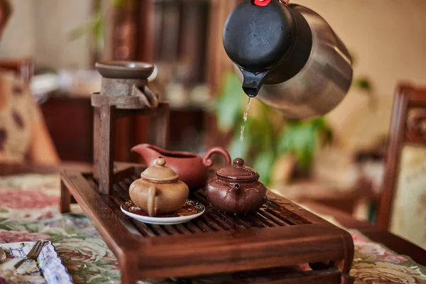 Close Gedeeltelijke Weergave Van Persoon Gieten Thee Tijdens Traditionele Thee — Stockfoto