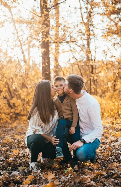 Feliz Familia Joven Con Niño Pasar Tiempo Juntos Parque Otoño — Foto de Stock