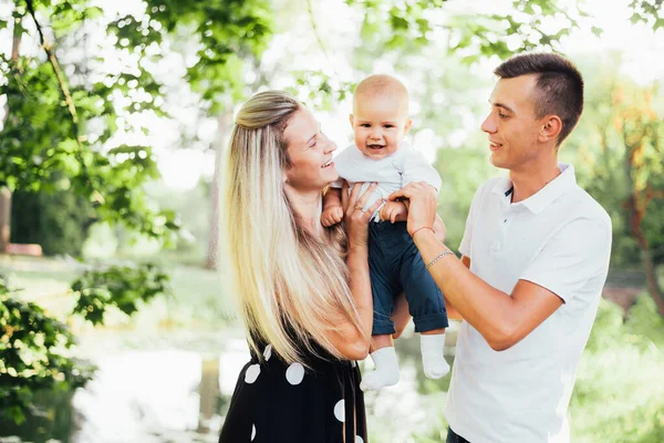 Pais Jovens Felizes Com Filho Bebê Verão — Fotografia de Stock