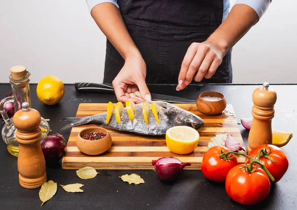 Beskärda Skott Person Matlagning Läcker Fisk Med Citronskivor — Stockfoto