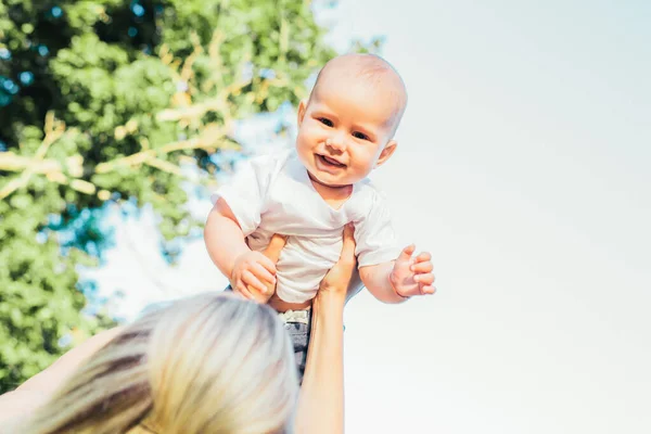 Moeder Spelen Met Haar Baby Het Park — Stockfoto