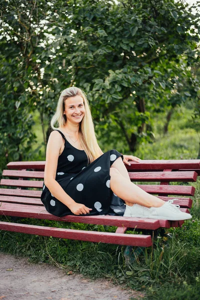 Femme Assise Sur Banc Dans Parc — Photo