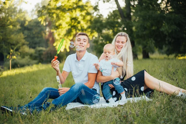 Jong Familie Met Baby Zoon Zomer Met Zeepbellen — Stockfoto