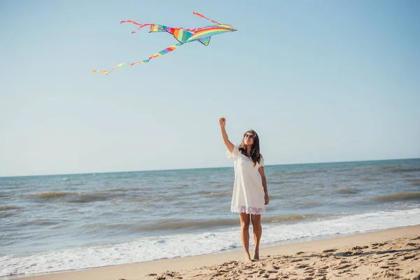 Belle Jeune Femme Souriante Tenant Cerf Volant Coloré Marchant Sur — Photo