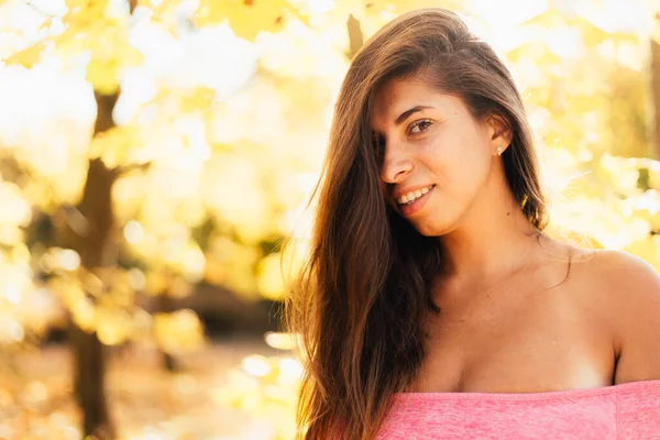 Atractiva Joven Morena Con Pelo Largo Sonriendo Cámara Parque Otoño —  Fotos de Stock