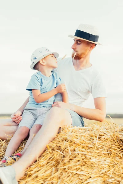 Gelukkig Vader Met Zoon Zitten Samen Hooiberg Het Veld — Stockfoto