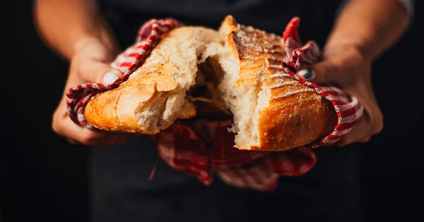 Обрезанный Снимок Пекаря Держащего Руках Свежеиспеченный Хлеб — стоковое фото