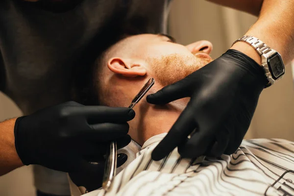 Vista Parcial Barbero Afeitado Barba Hombre Barbería —  Fotos de Stock