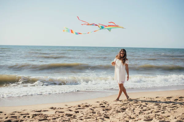 Привлекательная Счастливая Молодая Женщина Держит Цветного Змея Гуляет Песчаному Пляжу — стоковое фото