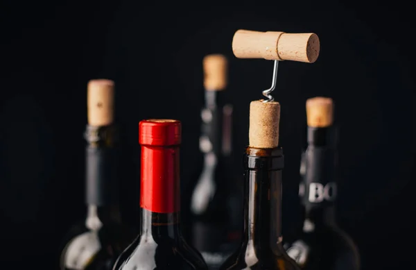 Siyah Arka Planda Mantarlı Tirbuşonlu Şarap Şişelerinin Yakın Plan Görüntüsü — Stok fotoğraf