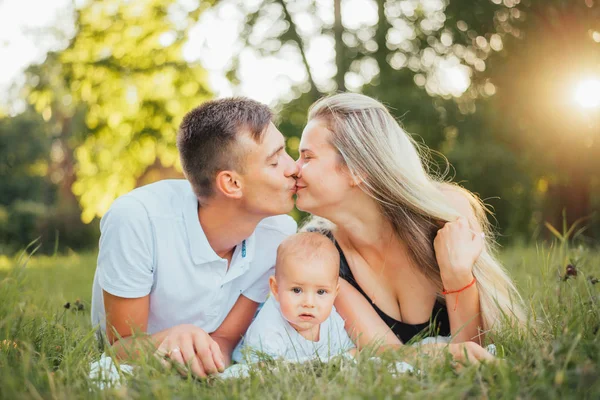 Familia Feliz Con Bebé Hijo Verano — Foto de Stock