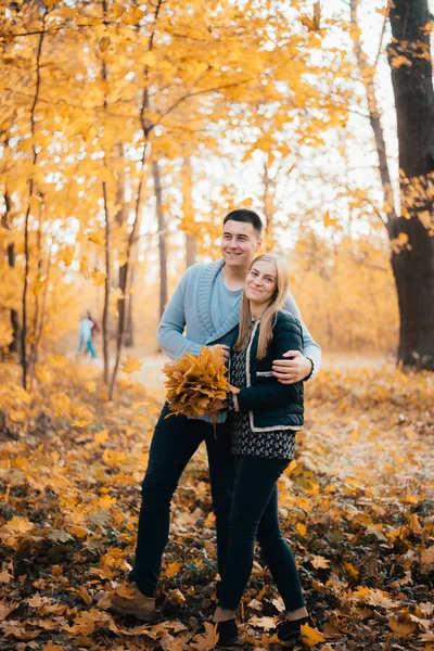 Happy Young Couple Standing Together Hugging Autumn Forest — ストック写真