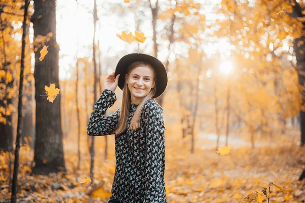 Atrakcyjna Młoda Kobieta Kapeluszu Stojąca Jesiennym Lesie — Zdjęcie stockowe