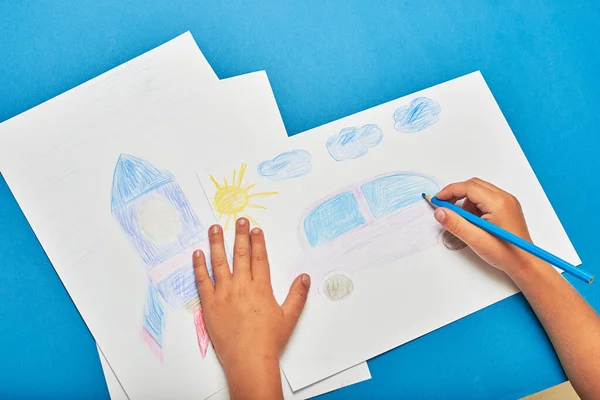 Маленький Мальчик Рисует Машину Карандашом Столом — стоковое фото