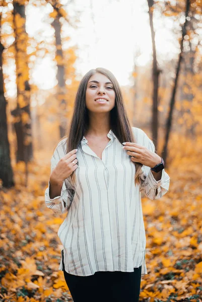 Atraente Jovem Mulher Sorrindo Para Câmera Floresta Outono — Fotografia de Stock