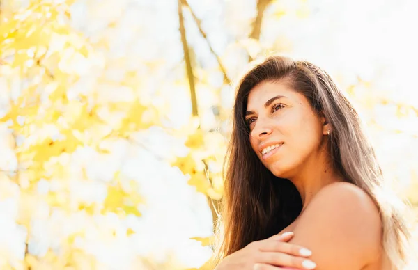 Hermosa Feliz Joven Mujer Desnuda Posando Bosque Otoño —  Fotos de Stock