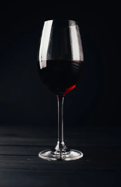 黑色背景的满是红葡萄酒的酒杯特写 — 图库照片